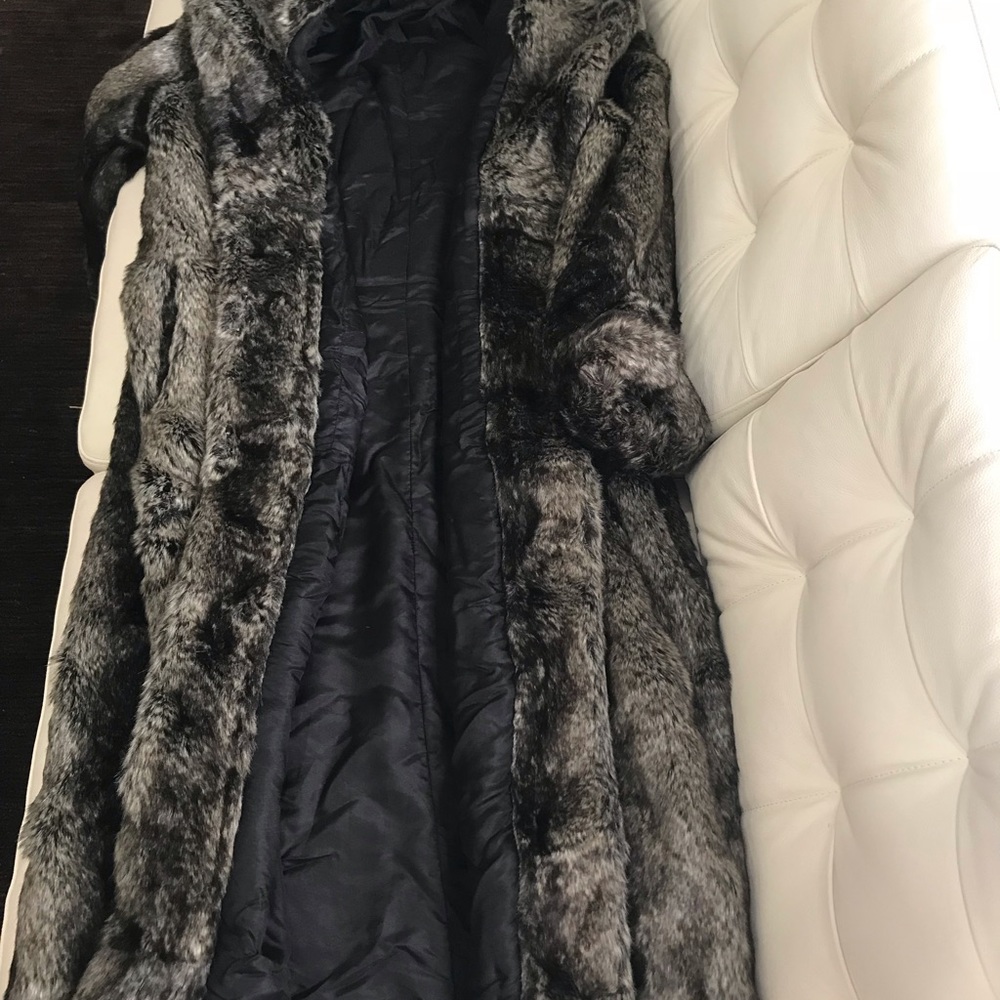 🔥SOLD🔥Beautiful Faux Fur Coat, Brand new - Picture 2 of 8